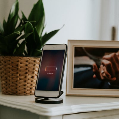 Cette batterie externe de poche et ultra rapide pour iPhone est à prix réduit chez SFR