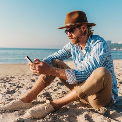 Téléphone à la plage : les bons réflexes à adopter pour le protéger
