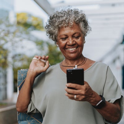 Le smartphone apporterait plus de bienfaits aux seniors qu'on ne le pense