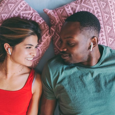 Comment connecter deux paires d'écouteurs sans fil sur un smartphone ?