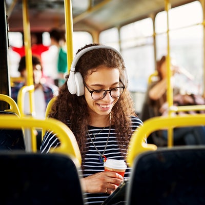 Les 3 accessoires indispensables pour regarder ses séries on-the-go