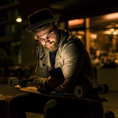 Smartphone : le mode sombre est-il vraiment bon pour nos yeux ?