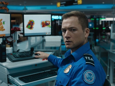 Carry-On sur Netflix : Taron Egerton dans un thriller d'action palpitant pour Noël
