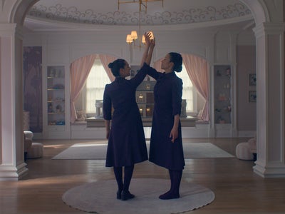 The Testaments : la série dérivée de La Servante écarlate aura-t-elle une saison 2 sur Disney+ ?