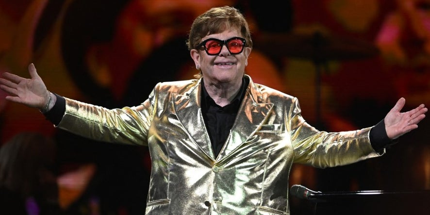 Elton John sur la scène Pyramid du festival de Glastonbury dans le village de Pilton, au sud-ouest de l'Angleterre, le 25 juin 2023. 