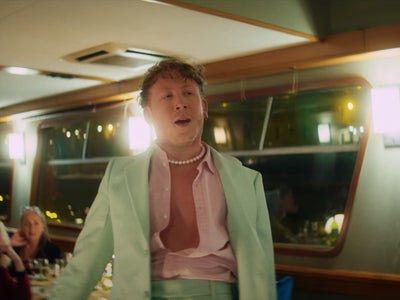 Eddy de Pretto est de retour, sur les Bateaux-Mouches