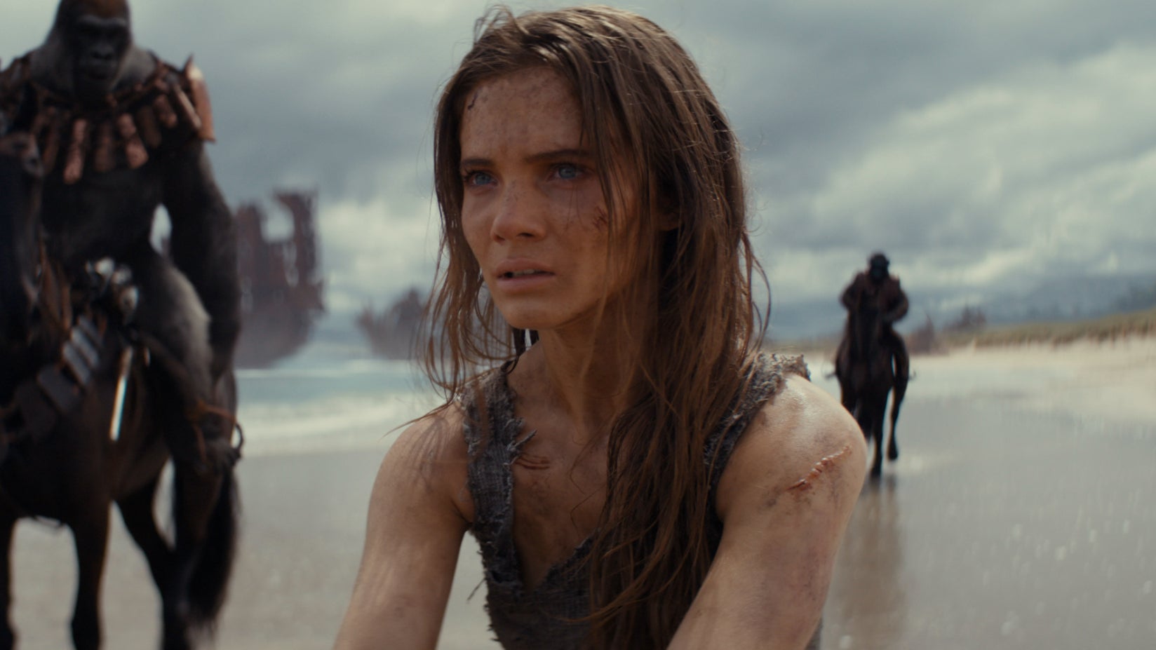 Freya Allan entourée de son zoo imaginaire