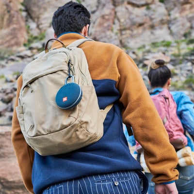 Enceinte portable : l'accessoire indispensable à glisser dans sa valise pour les vacances !