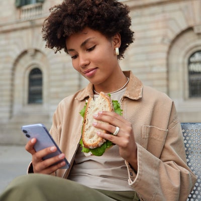 Jusqu'à 15% de calories en plus : attention si vous mangez devant votre smartphone