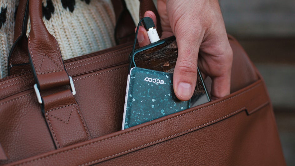 Accoo, une batterie personnalisée pétillante à glisser dans son sac.