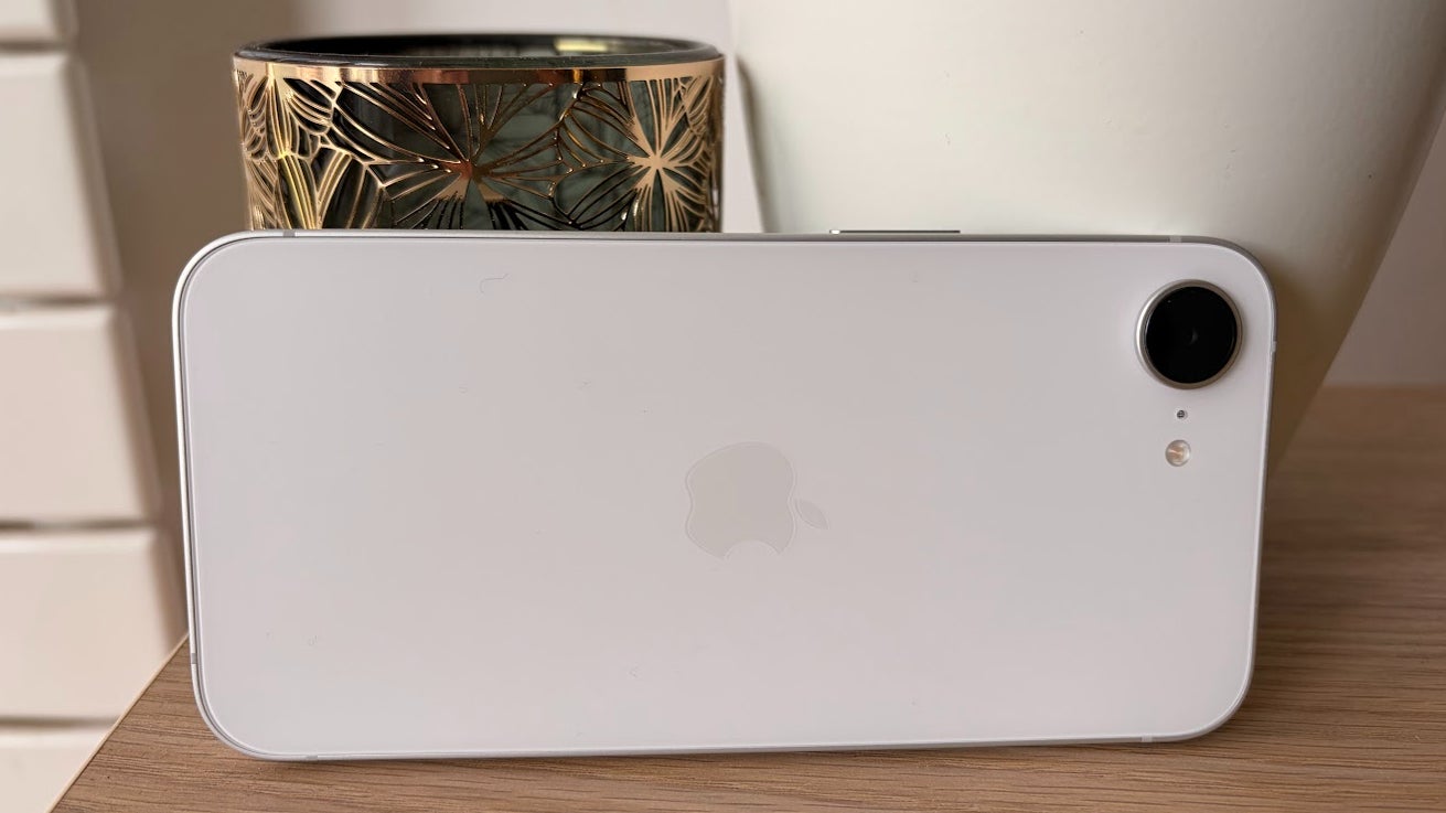 L'élégant blanc mat de l'iPhone 17e.