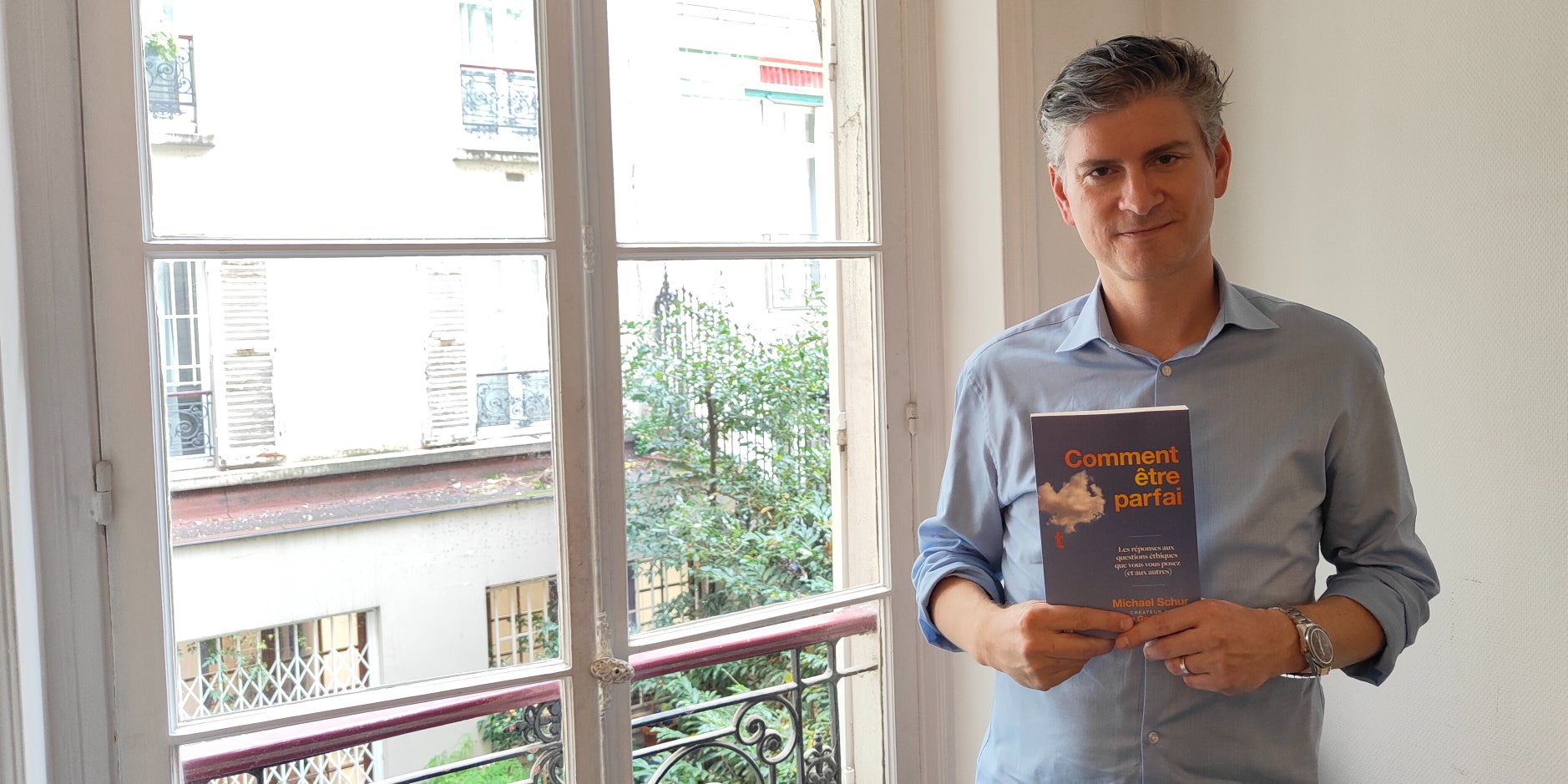 Michael Schur présente son livre "Comment être parfait", inspiré de la série "The Good Place".