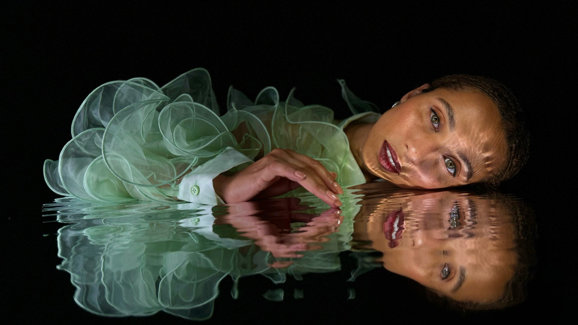 L'iPhone 15 Pro promet des performances photo inégalées grâce à la nouvelle puce A17 Pro, qui offre notamment une très haute résolution par défaut de 24 Mpx, ainsi que la technologie Smart HDR 5, pour des rendus plus fidèles entre les tons clairs, intermédiaires et sombres.