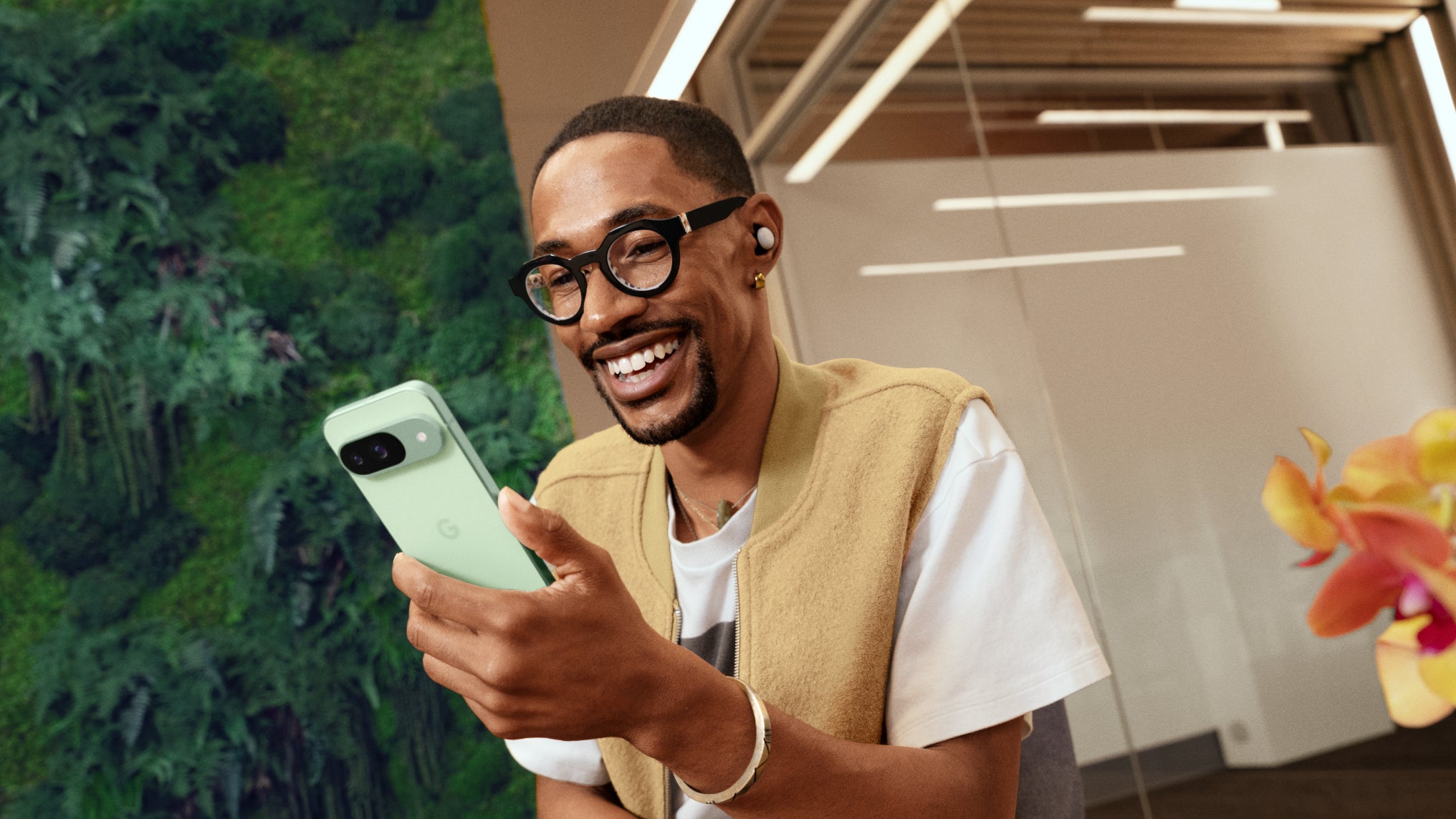 Le Pixel 9 dans son coloris vert amande.