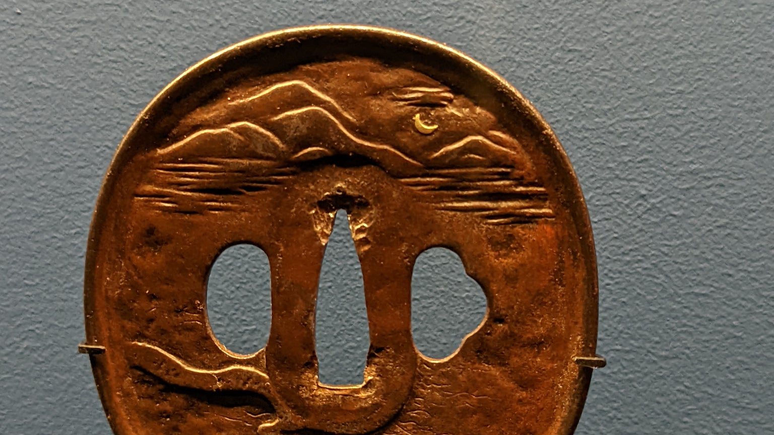 Le Google Pixel 6 permet de saisir les moindres détails, comme les gravures sur cette garde de katana