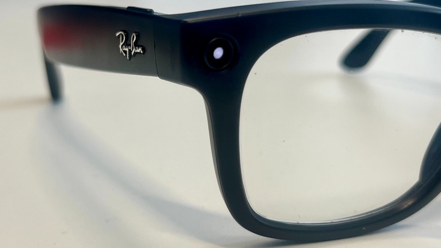 La LED clignote pour indiquer qu'une photo ou vidéo est prise par les Ray-Ban Meta afin de prévenir les personnes aux alentours. La LED clignote pour indiquer qu'une photo ou vidéo est prise par les Ray-Ban Meta afin de prévenir les personnes aux alentours.