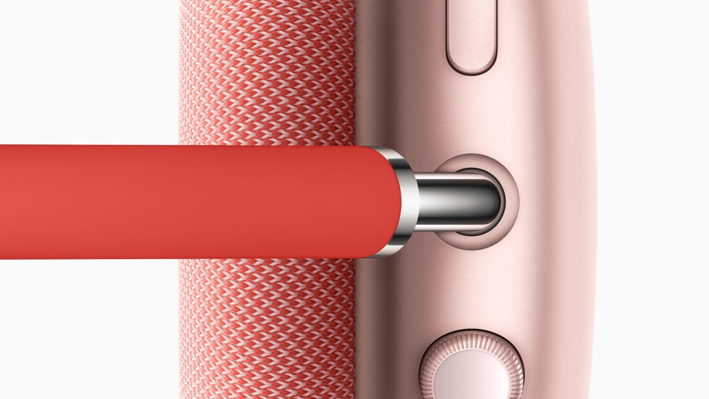 Réduction de bruit, mode Transparence et Audio Spatial s'activent sur le bouton, alors que la Digital Crown permet de contrôler la musique (et tout un tas d'autres choses).