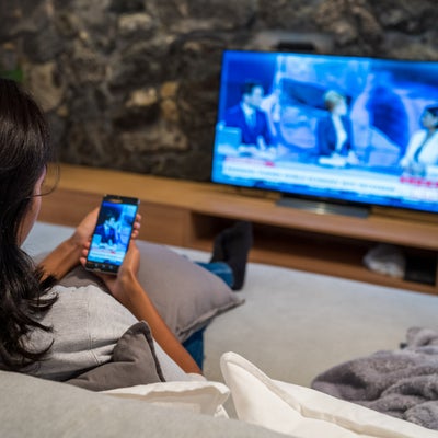 Adieu la télé ? Le smartphone devient l'écran préféré pour les vidéos