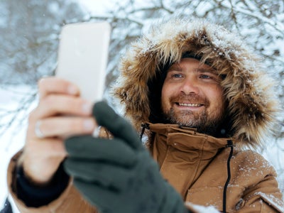 Insolite : l'astuce ingénieuse trouvée par un homme bloqué dans la neige pour envoyer un SMS