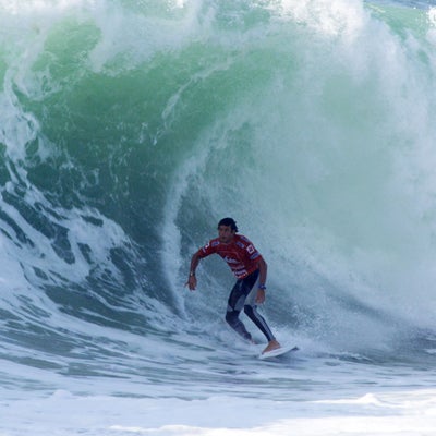 Dos au mur sur Canal+ Docs : le combat du surfeur Jérémy Florès contre la tumeur au cerveau