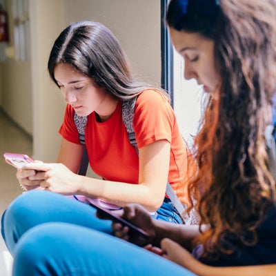 Téléphone portable au lycée : vers une interdiction dès la rentrée 2026 ?