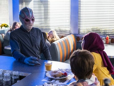 Resident Alien : quelles différences entre la série et les comics ?