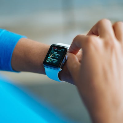Vous ne retirez jamais votre montre connectée ? Les dermatologues alertent sur le "watch rot"