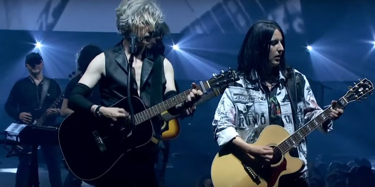 Nicola et Lou Sirkis sur la scène du stade Pierre Mauroy pour le concert d'Indochine, le 23 juin 2019 à Lille