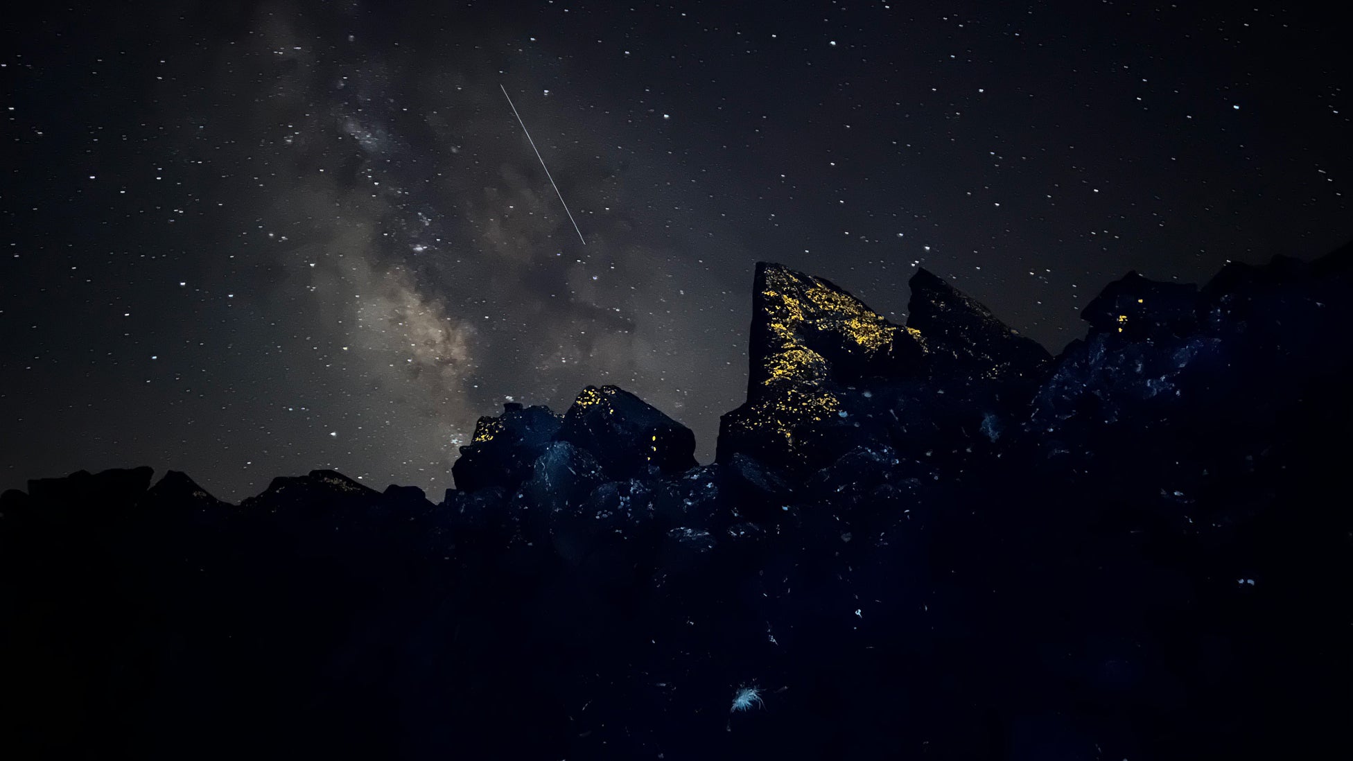 Photo de nuit prise avec l'iPhone 13 Pro. Photo de nuit prise avec l'iPhone 13 Pro.