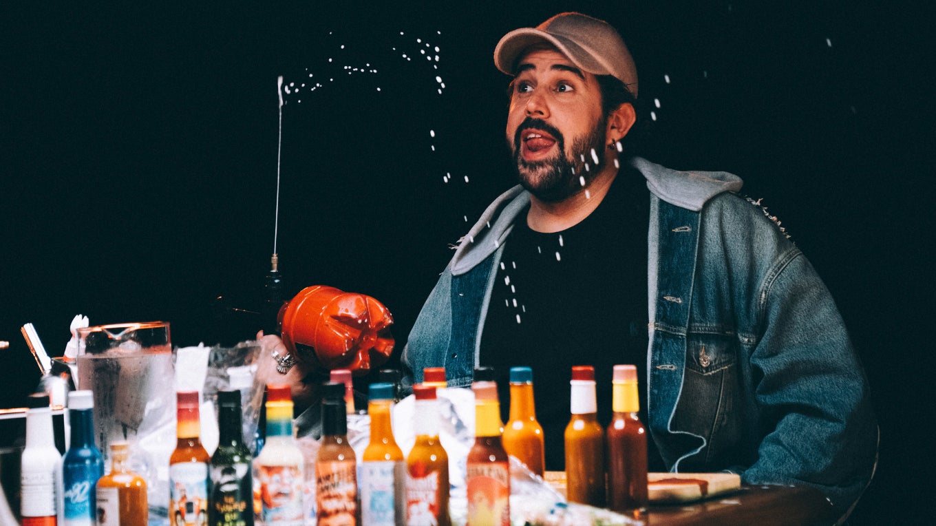 Artus face à Kyan Khojandi dans ''Hot Ones''. Artus face à Kyan Khojandi dans ''Hot Ones''.