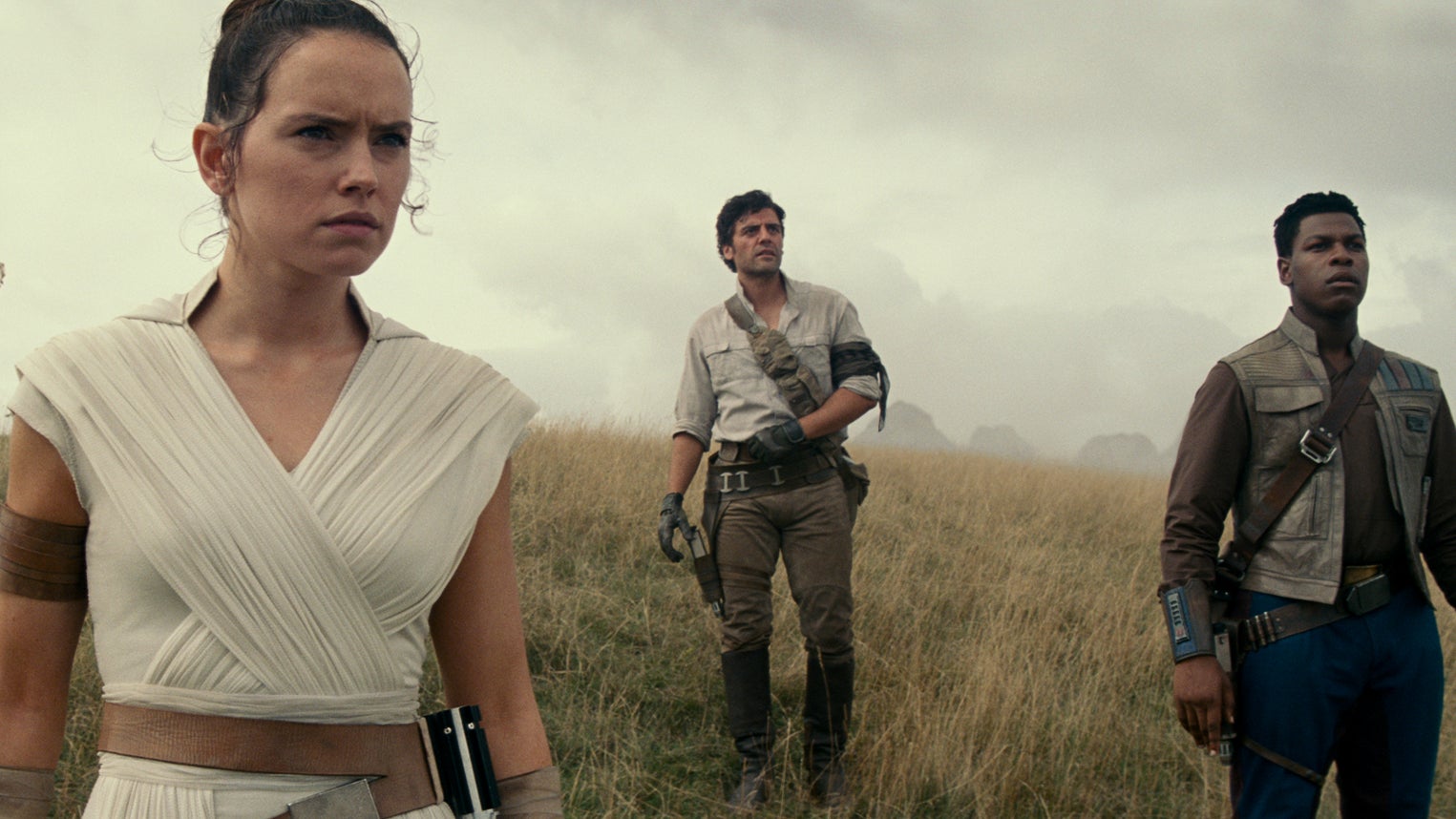 De gauche à droite : Chewbacca, BB-8, C-3PO, Rey, Poe Dameron et Finn.