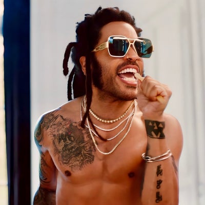 Lenny Kravitz se met à nu dans son nouveau clip
