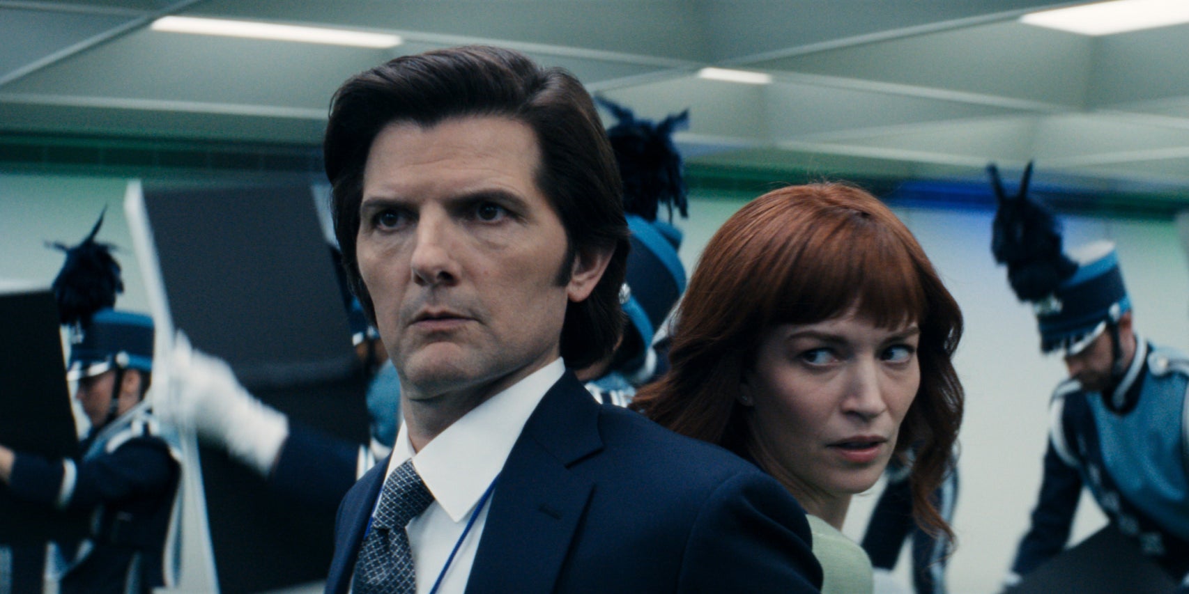 Adam Scott et Britt Lower dans "Severance", à découvrir sur Apple TV, désormais accessible en supplément Prime Video.
