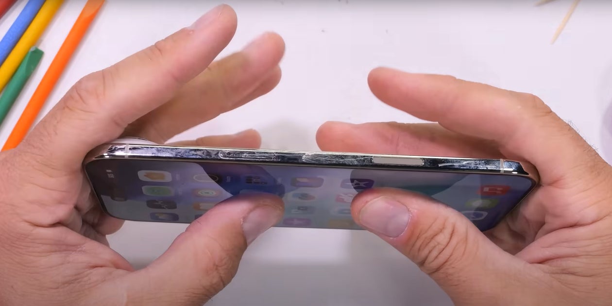 L'iPhone Air a passé le test extrême du vidéaste Zach Nelson.
