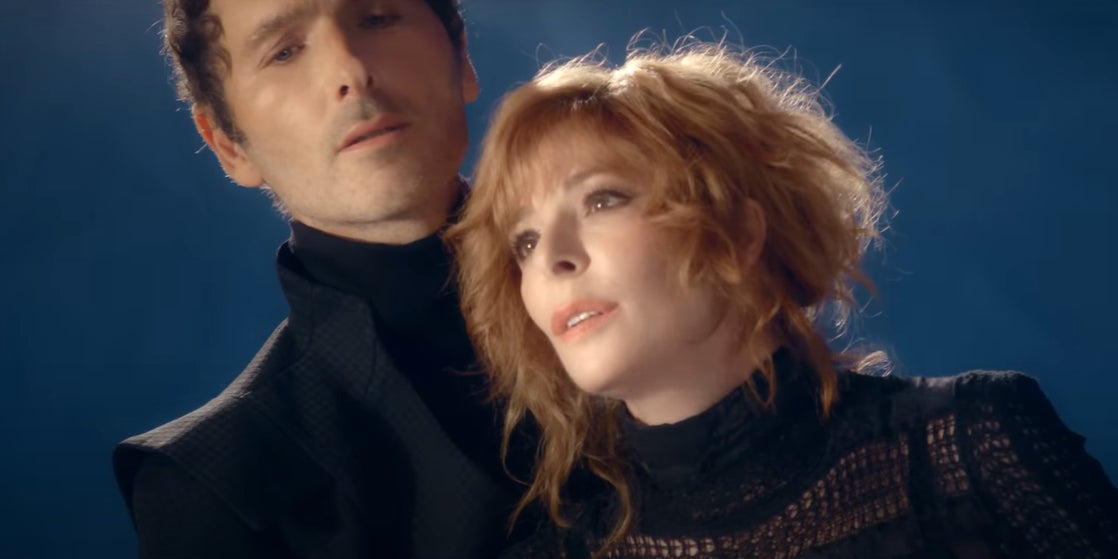 Mylène Farmer revient dans un très beau clip à l'ambiance planante. 
