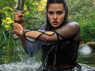 Cursed, la série qui revisite la légende du roi Arthur sur Netflix