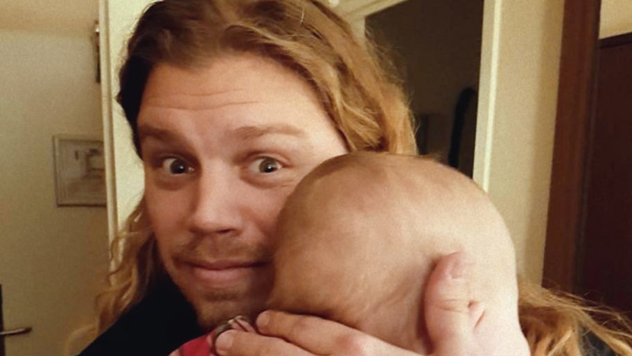 Jonathan Meijer avec l'un de ses enfants (L’Homme aux mille enfants sur Netflix)