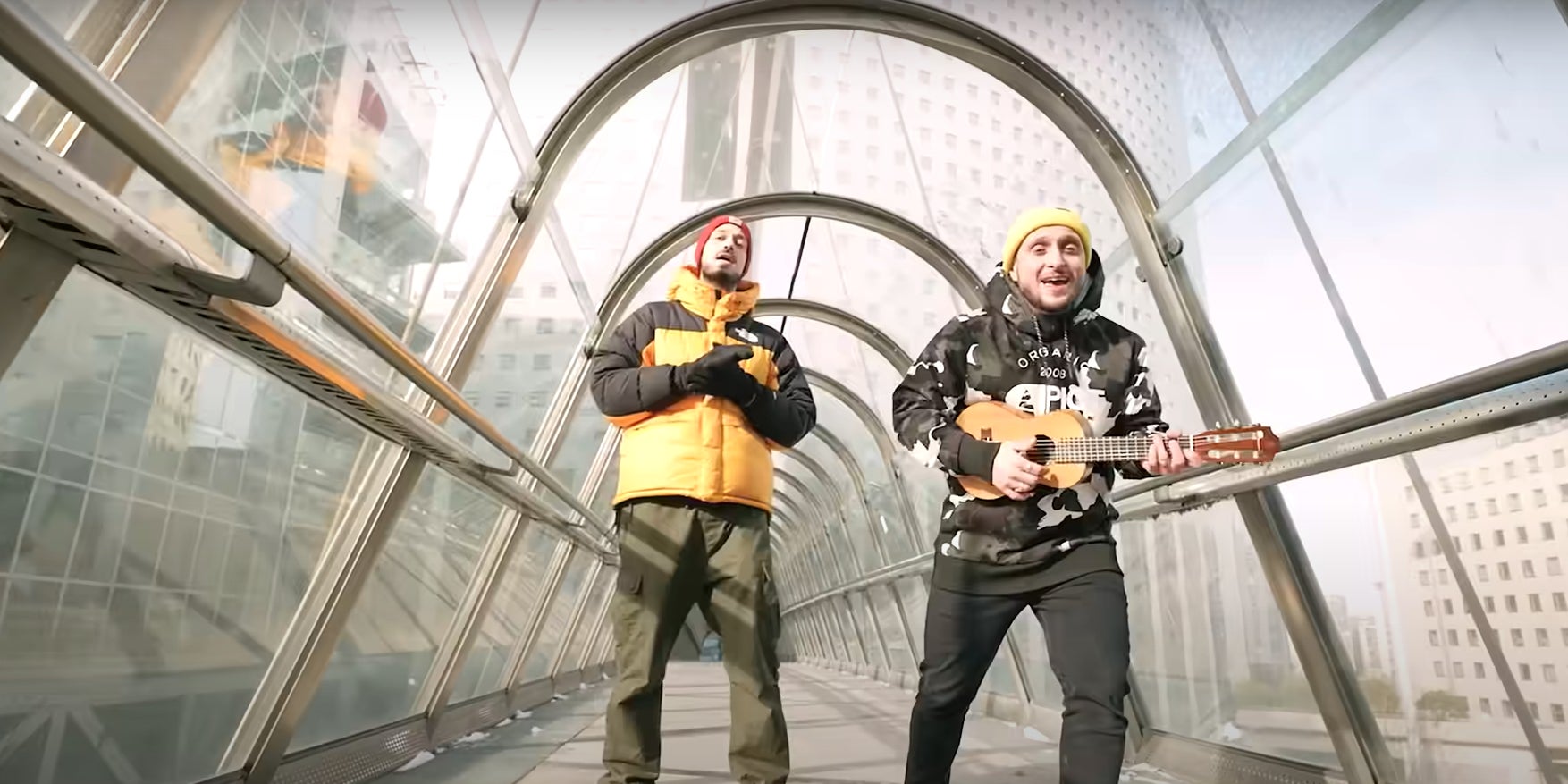 McFly et Carlito dans le clip de Je me souviens, sur les gestes barrière