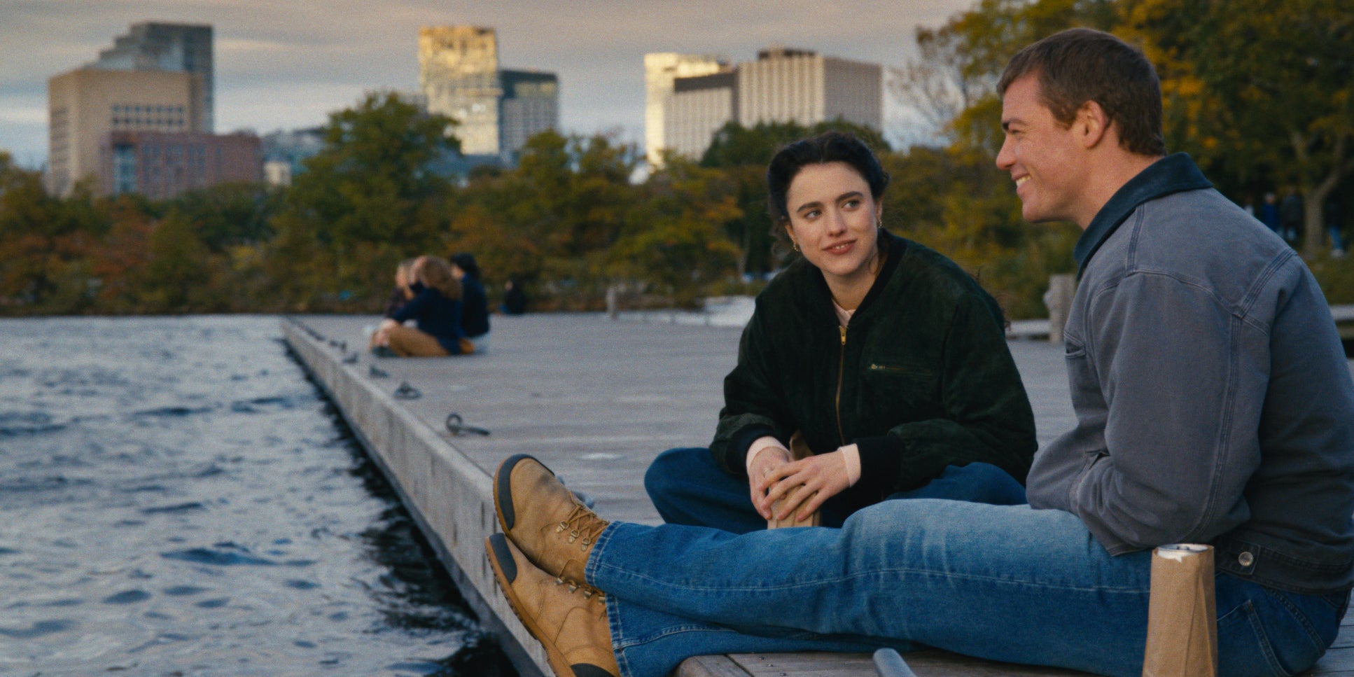 Margaret Qualley et Gabriel Basso dans "L'Amour de ta vie" sur Prime Video.