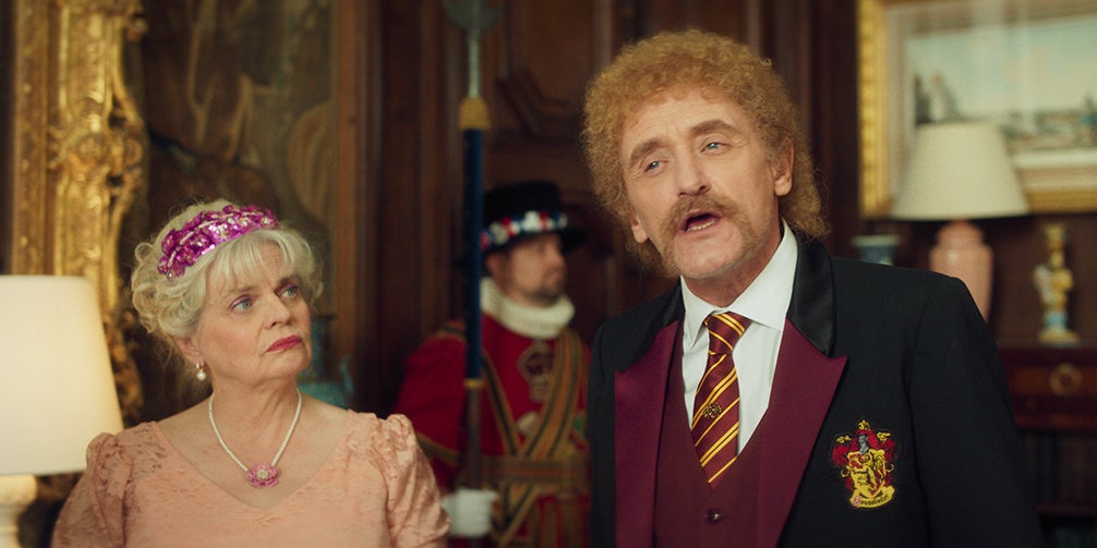 Après s'être invités chez la famille royale d'Angleterre, la famille Tuche s'invite sur la plateforme VOD de SFR avec le film "God Save the Tuche" ! 