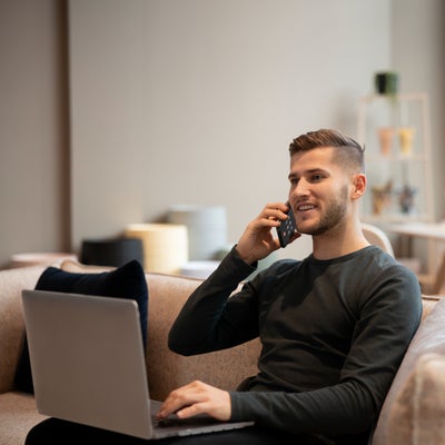 Et si votre smartphone attendait à votre place lors d’un appel au service client ?