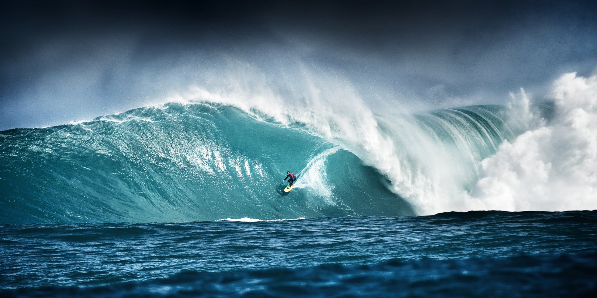Pour les amoureux du surf, prenez la direction du spot de Nazaré au Portugal, qui est l’un des meilleurs au monde !