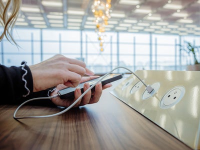 Recharger son smartphone sur les bornes publiques, bonne ou mauvaise idée ?