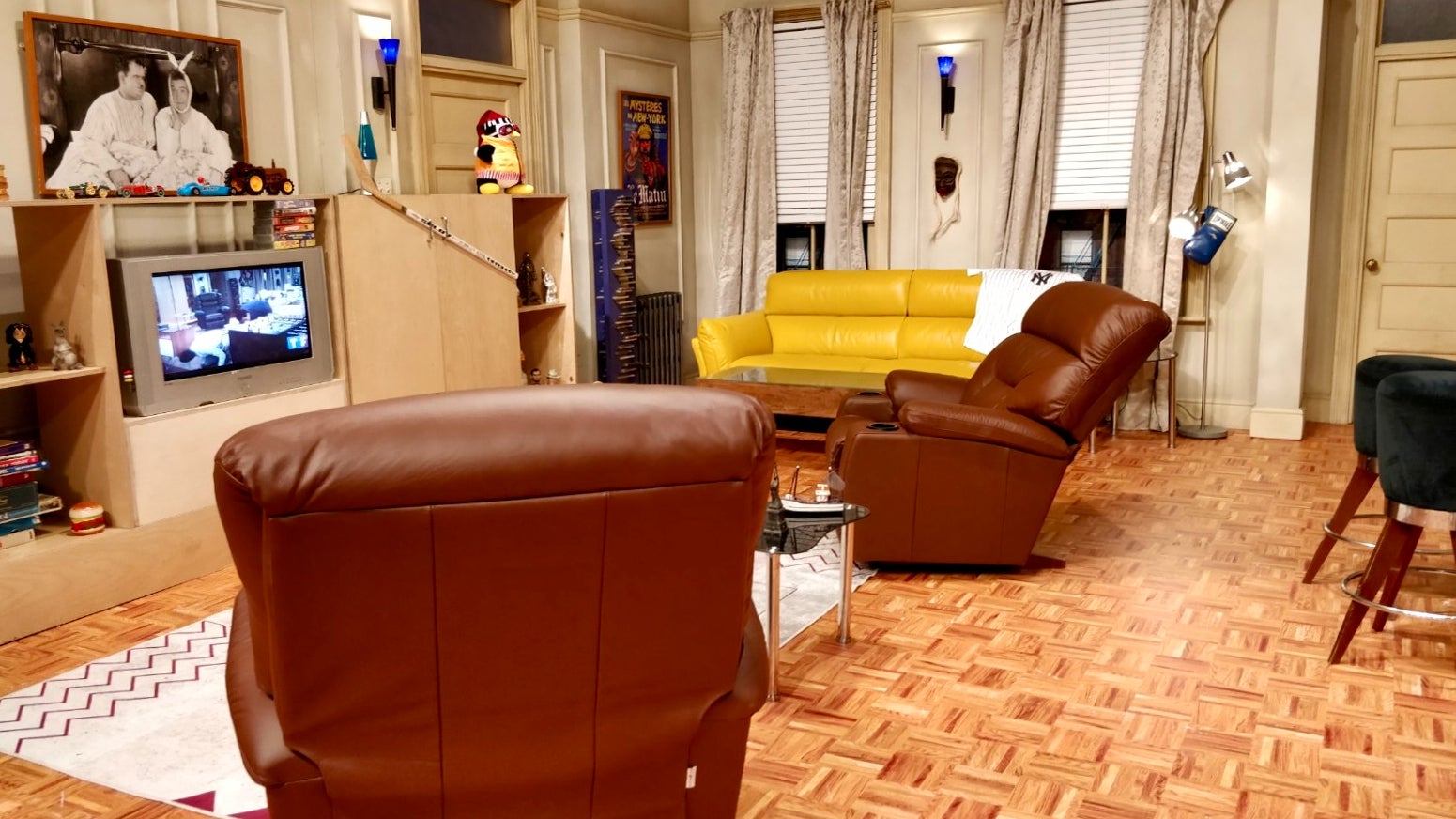 Parcourez l'appartement et installez-vous confortablement dans les fameux fauteuils inclinables de Chandler et Joey.