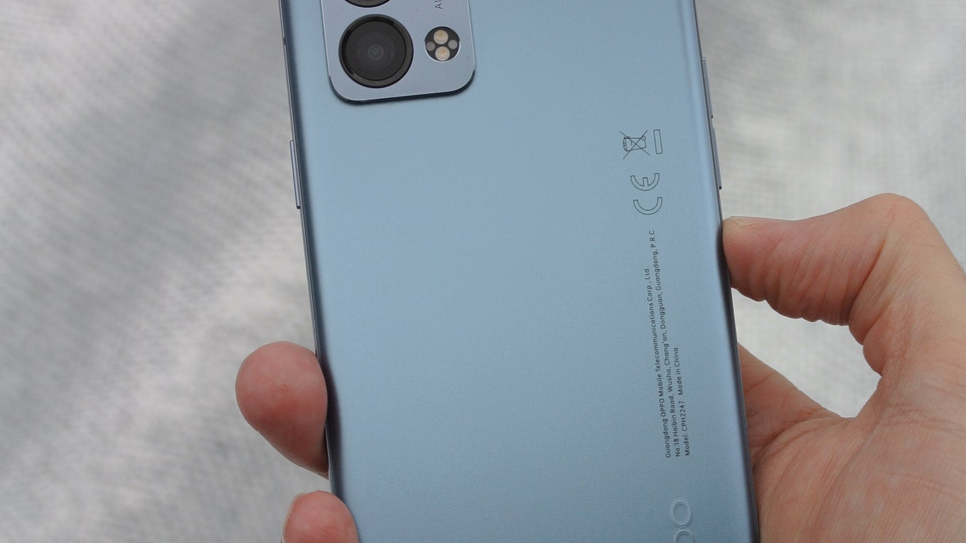 La couleur à l'arrière du OPPO Reno6 change selon la lumière