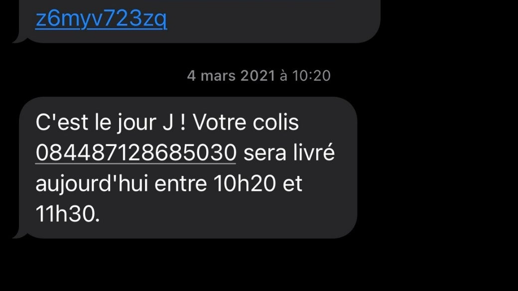 Cliquez sur le numéro de suivi, souligné en blanc.