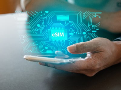 Comment Apple et Google vont démocratiser les cartes eSIM