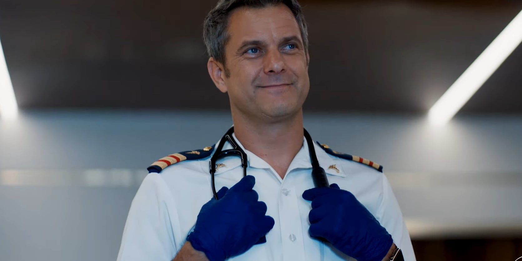 Joshua Jackson incarne le Dr Max Bankman, le nouveau médecin en charge des croisiéristes du navire l'Odyssey dans la série "Docteur Odyssey" sur Disney+.