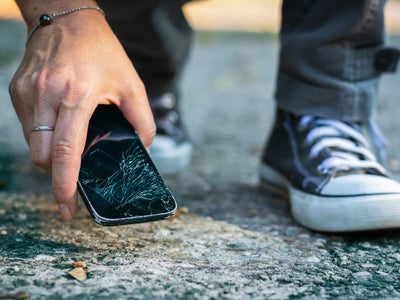 Les smartphones Apple et Samsung bientôt dotés d'un verre ultra résistant ?