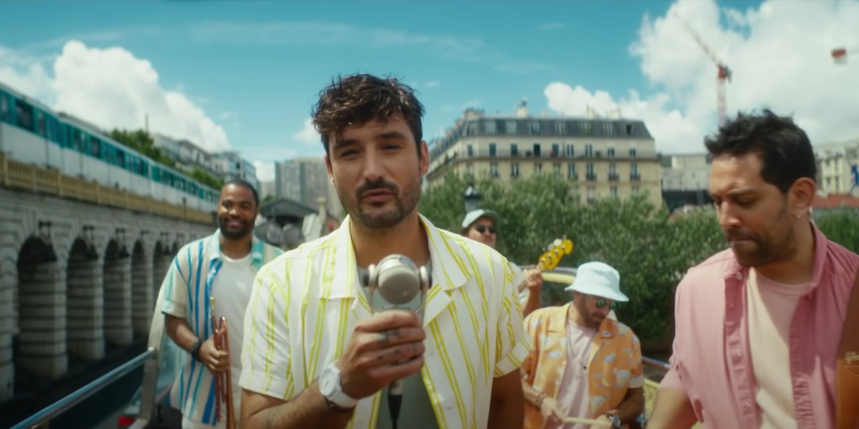 Jérémy Frérot, sur le toit d'un bus londonien dans Paris, pour le clip de "Fais-le".